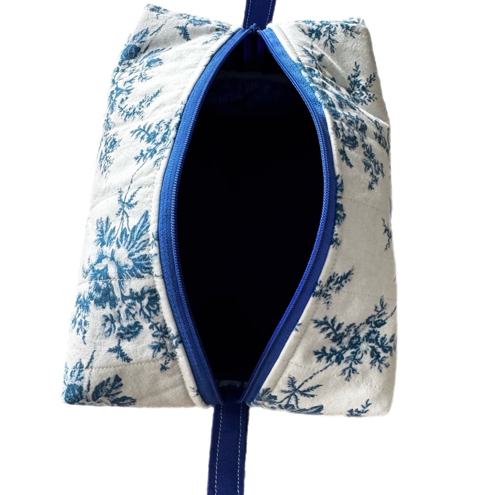 Chic Blue Floral Quilted Pouch - Picture 2 of 3